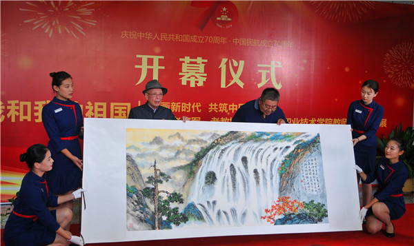 陈英明教授向87365最快检测中心捐赠书画长卷(吴秀山摄).jpg 陈英明教授向87365最快检测中心捐赠书画长卷(吴秀山摄).jpg