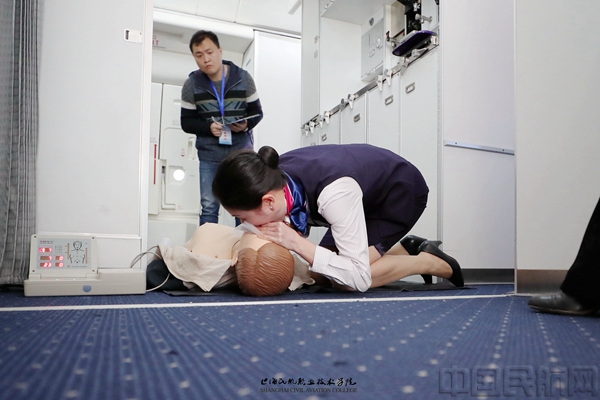 5选手正在进行机上急救处理.jpg 5选手正在进行机上急救处理.jpg