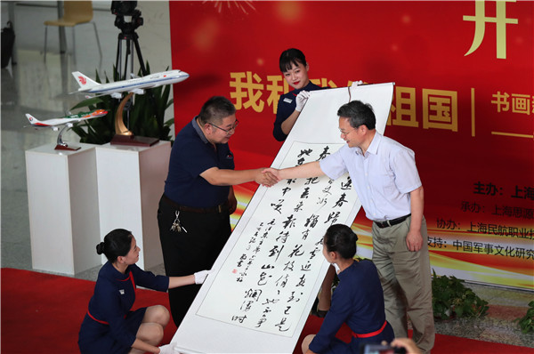 孙进少将向学院捐赠书法作品(高锋摄).jpg 孙进少将向学院捐赠书法作品(高锋摄).jpg