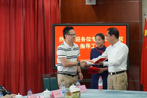 颁发聘书.jpg 颁发聘书.jpg